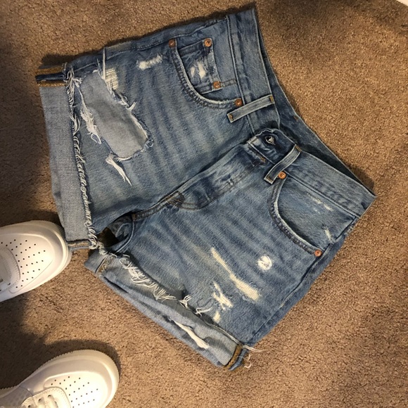 Levi Shorts. Size 24 - Picture 2 of 3